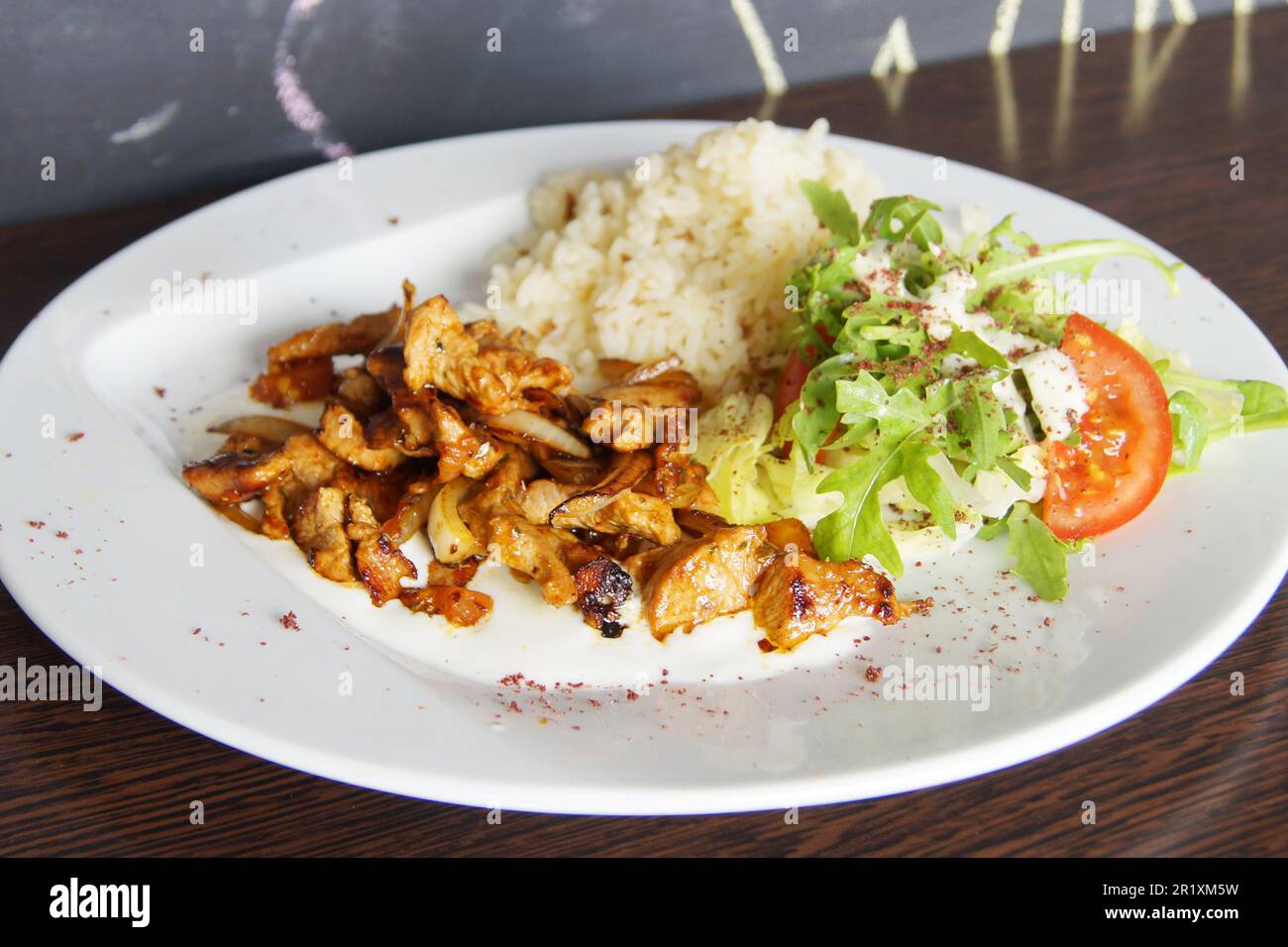 Poulet braisé avec légumes et un peu de riz et de salade. Banque D'Images