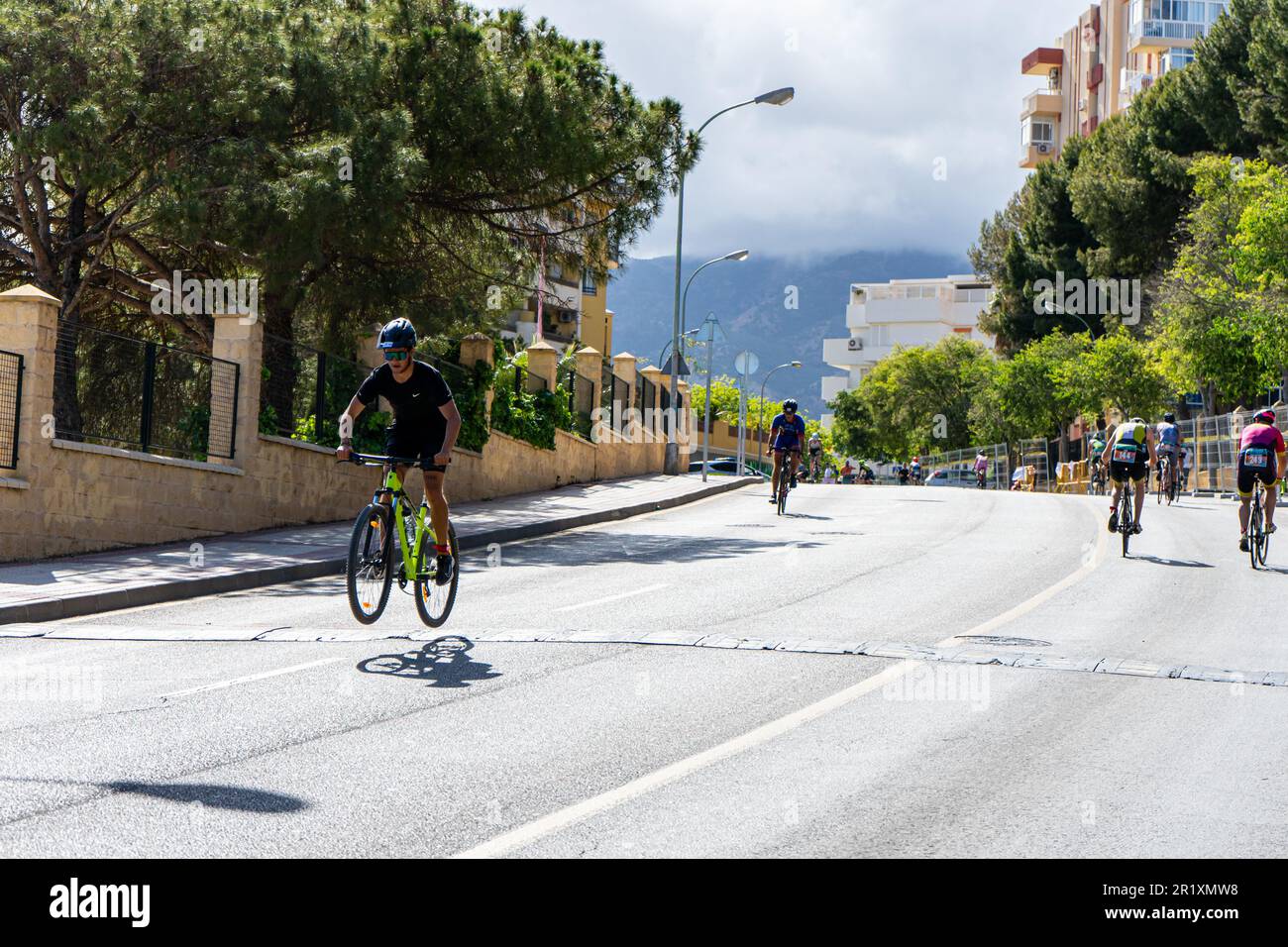 BENALMADENA, ESPAGNE - 13 MAI 2023 : courses cyclistes dans les rues de Costa del sol à Benalmadena, Espagne sur 13 mai 2023 Banque D'Images