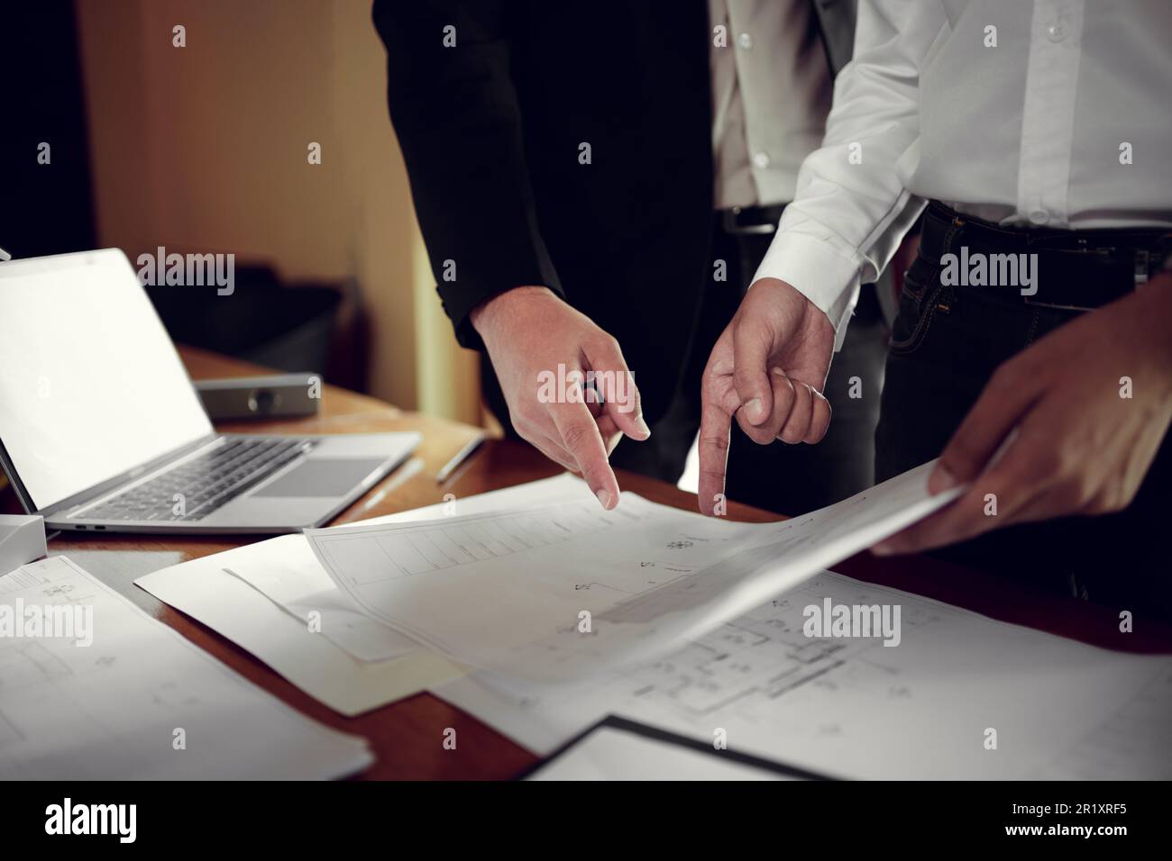 Deux ingénieurs pointant sur le projet de dessins, réunion de l'équipe d'architectes se consultent et travaillent pour le projet de construction architecturale en collaboration avec le partenaire et en Banque D'Images