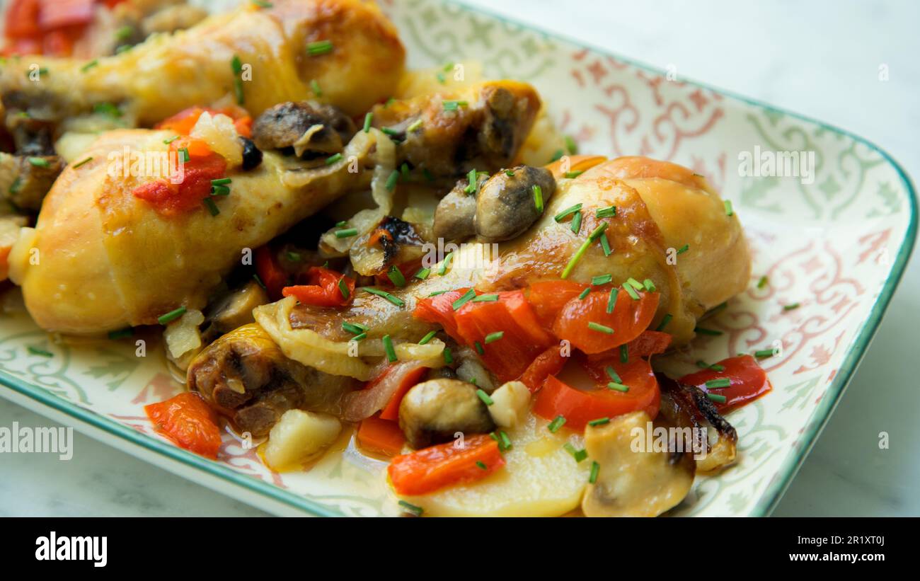 Poulet rôti au four avec légumes. Banque D'Images