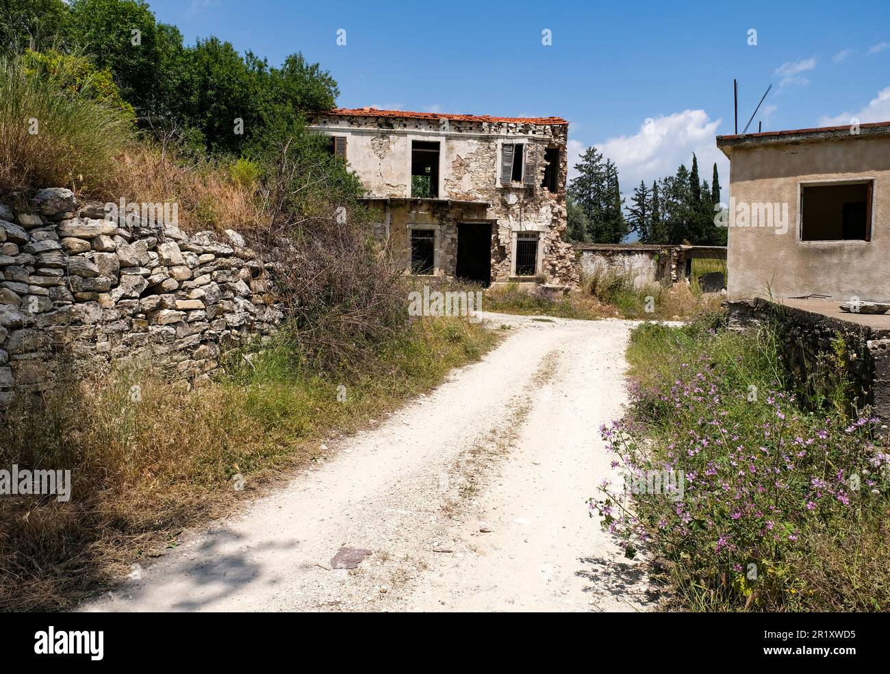 Village abandonné de Vretsia, région de Paphos, République de Chypre. Les résidents chypriotes turcs ont dû fuir après l'invasion turque de Chypre en 1974. Banque D'Images