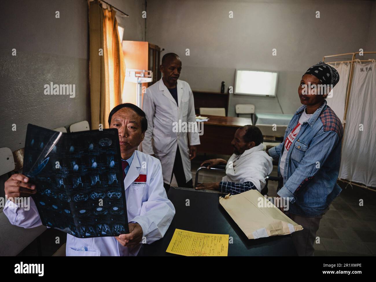 Asmara, 9 mai. 17th avril 2023. Le docteur Zhu Zhenjun (L) diagnostique ...