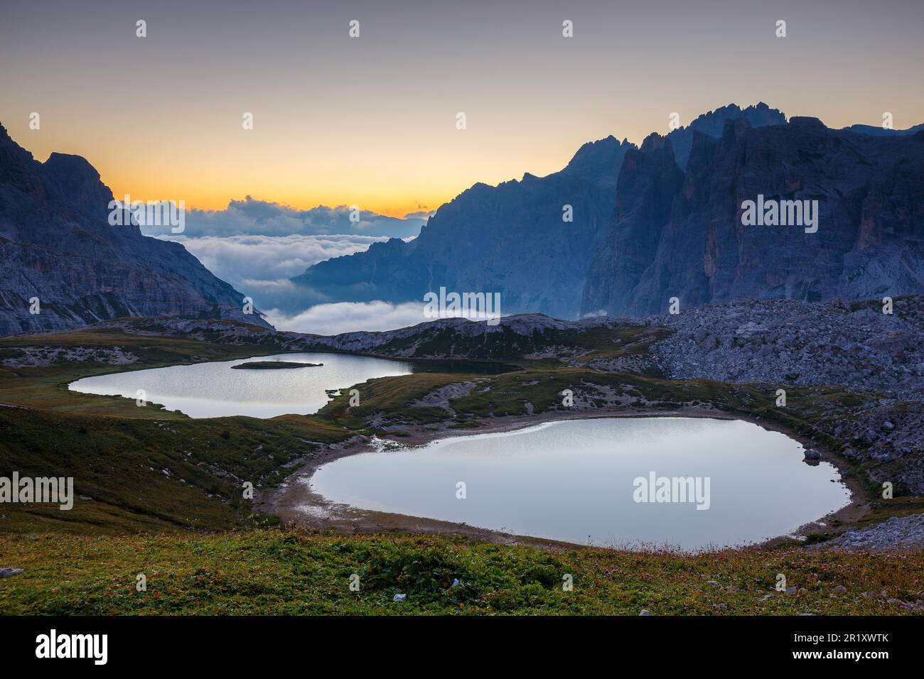 Lever de soleil évocateur à Laghi dei Piani (lacs Piani) dans les Dolomites Sexten. Marée de nuages au-dessus des vallées. Pics de montagne. Alpes italiennes. Europe. Banque D'Images