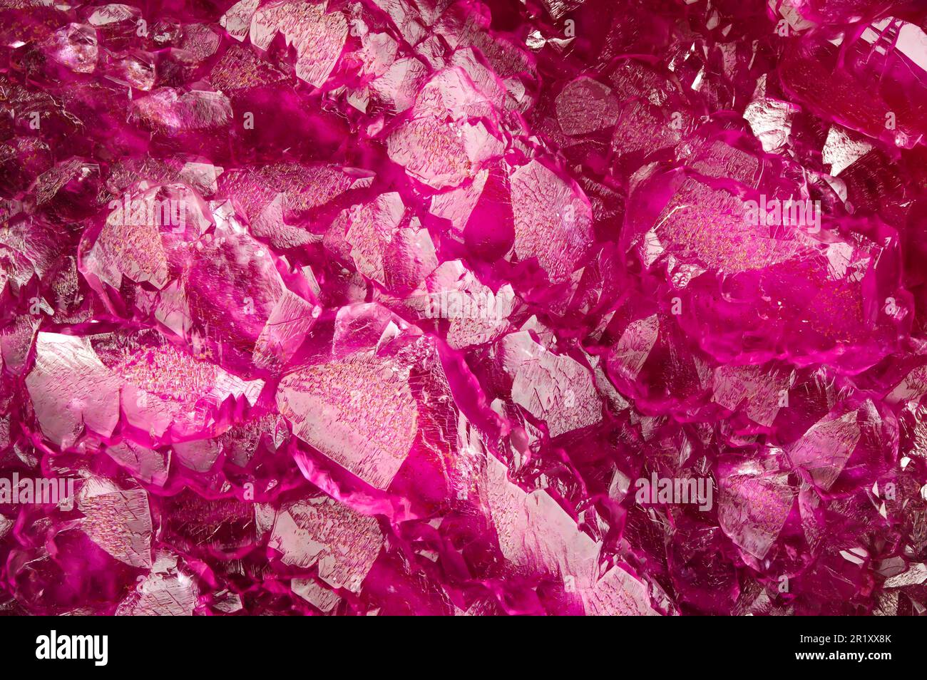 Dolomite rose à base de cobalt. arrière-plan de texture de détail de macro. gros plan brut brut non poli semi-précieuse pierre Banque D'Images
