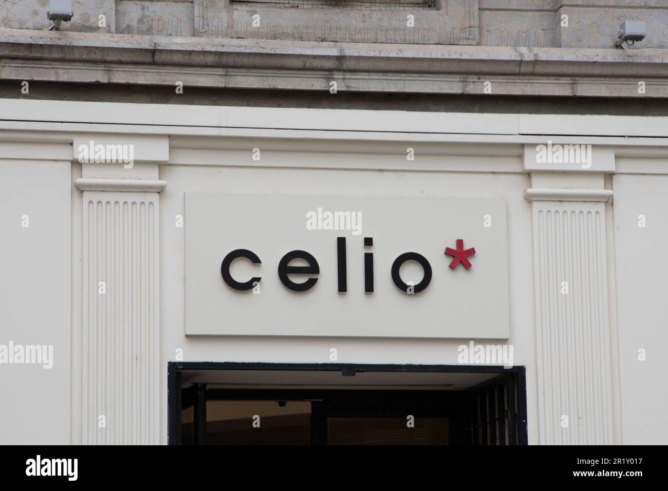 Bordeaux , Aquitaine France - 05 09 2023 : marque celio logo et texte signe  sur le mur façade boutique entrée en ville Photo Stock - Alamy