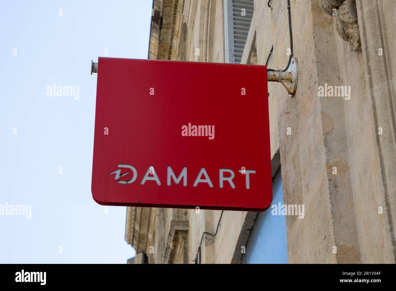 Bordeaux , Aquitaine France - 05 09 2023 : marque de logo Damart et texte enseigne façade mur entrée sur la boutique de vêtements Banque D'Images