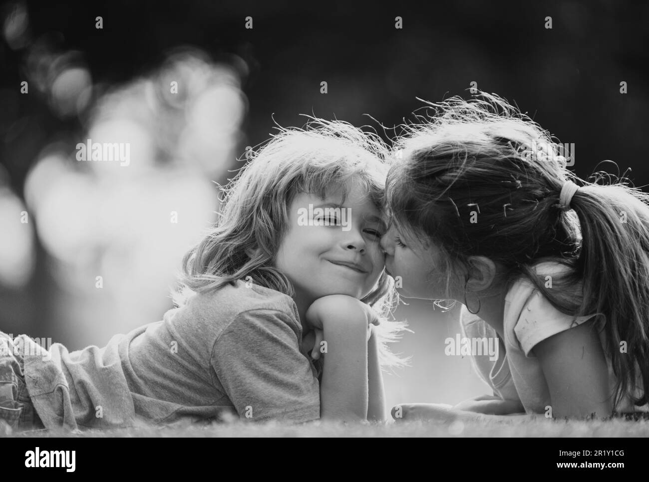 Portrait d'un adorable garçon et d'une petite fille sur le terrain d'été. Enfants dans le parc d'été. Enfants adorables en gros plan. Joueur petit mignon couple garçon fille marcher sur la prairie Banque D'Images