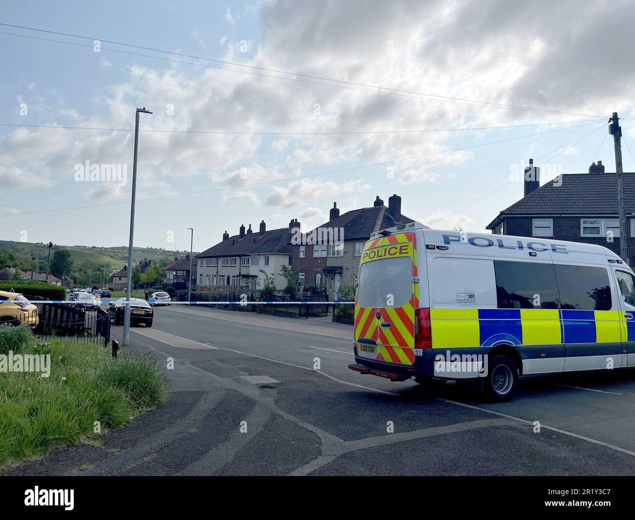 Un cordon de police sur Harpe Inge, Huddersfield, près d'une propriété