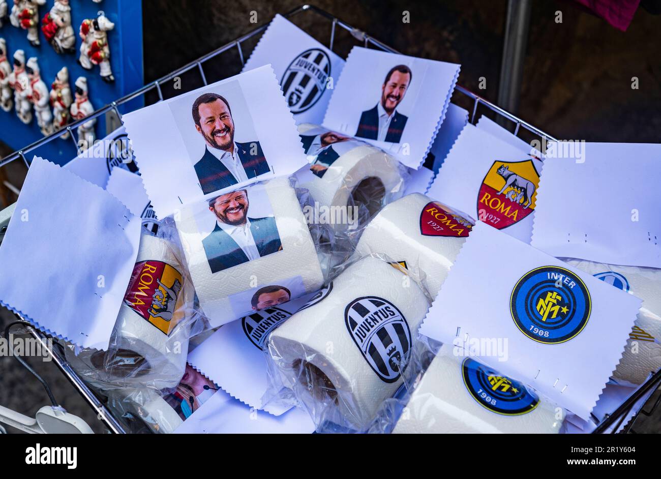 Papier toilette avec visages célèbres et équipes de football dans une boutique de souvenirs de la vieille ville de Naples, Italie Banque D'Images