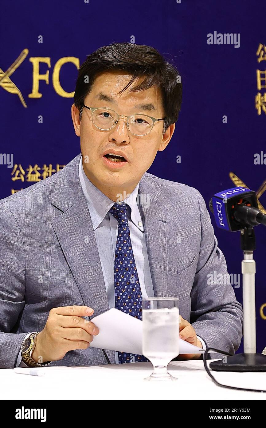 Le chancelier de l'Académie diplomatique nationale de Corée, Park Cheol-Hee, prend la parole lors d'une conférence de presse au Club des correspondants étrangers du Japon (FCCJ) sur 16 mai 2023, à Tokyo, au Japon. Park Cheol-Hee est l'un des principaux conseillers du président conservateur Yoon Suk-Yeol et l'architecte d'une tentative de mettre fin à la relation bilatérale entre le Japon et la Corée du Sud. Il a salué la récente amélioration des relations comme un rempart contre les menaces de Pyongyang et comme un coup de pouce à l'endettement économique avec la Chine. Cependant, les accords précédents pour calmer les tensions dans le passé n'ont pas duré longtemps, et les sondages montrent que de nombreux Sud-Coréens a Banque D'Images