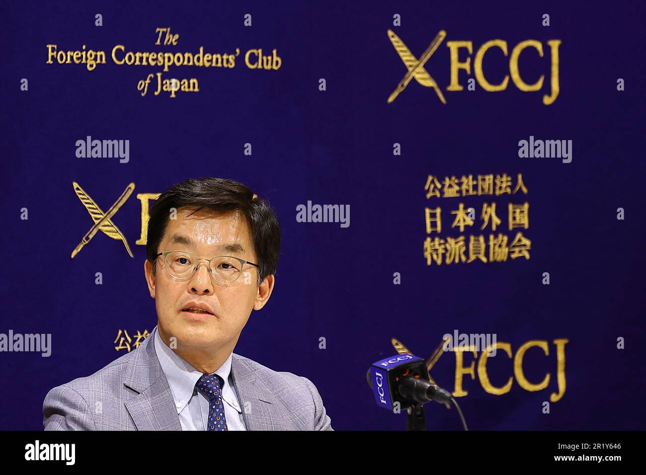 Le chancelier de l'Académie diplomatique nationale de Corée, Park Cheol-Hee, prend la parole lors d'une conférence de presse au Club des correspondants étrangers du Japon (FCCJ) sur 16 mai 2023, à Tokyo, au Japon. Park Cheol-Hee est l'un des principaux conseillers du président conservateur Yoon Suk-Yeol et l'architecte d'une tentative de mettre fin à la relation bilatérale entre le Japon et la Corée du Sud. Il a salué la récente amélioration des relations comme un rempart contre les menaces de Pyongyang et comme un coup de pouce à l'endettement économique avec la Chine. Cependant, les accords précédents pour calmer les tensions dans le passé n'ont pas duré longtemps, et les sondages montrent que de nombreux Sud-Coréens a Banque D'Images