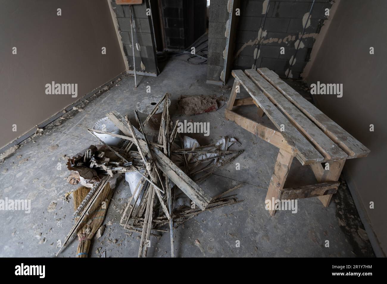 outils pour la réparation d'appartements, les murs de l'appartement sont en construction, remodelage, rénovation, extension, restauration et reconstruction. Banque D'Images