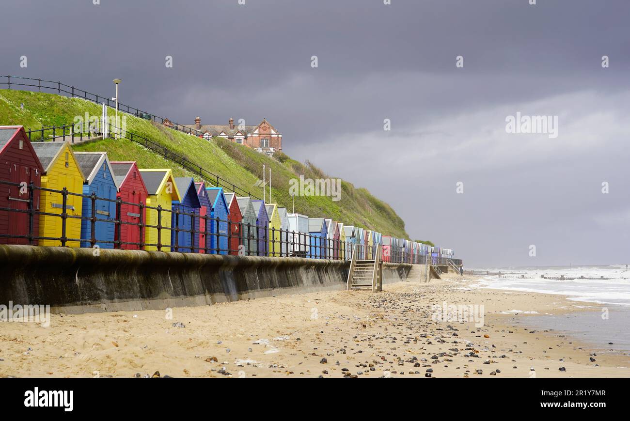 Rangée de cabanes de plage colorées à Mundesley, Norfolk le jour couvert Banque D'Images
