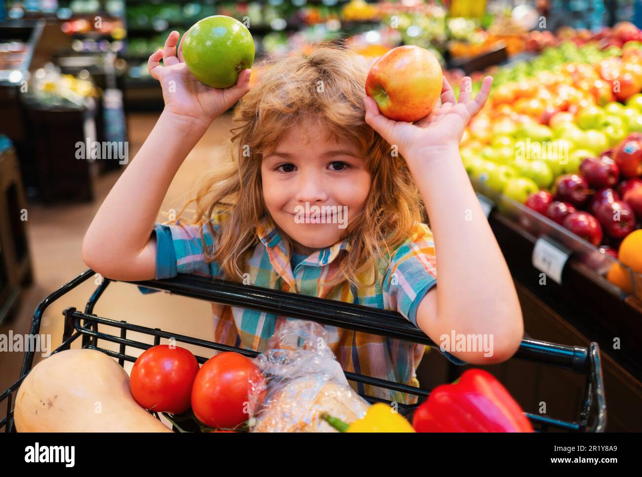 Enfant Avec Des Légumes à L'épicerie Drôle Enfant Mignon Sur Le
