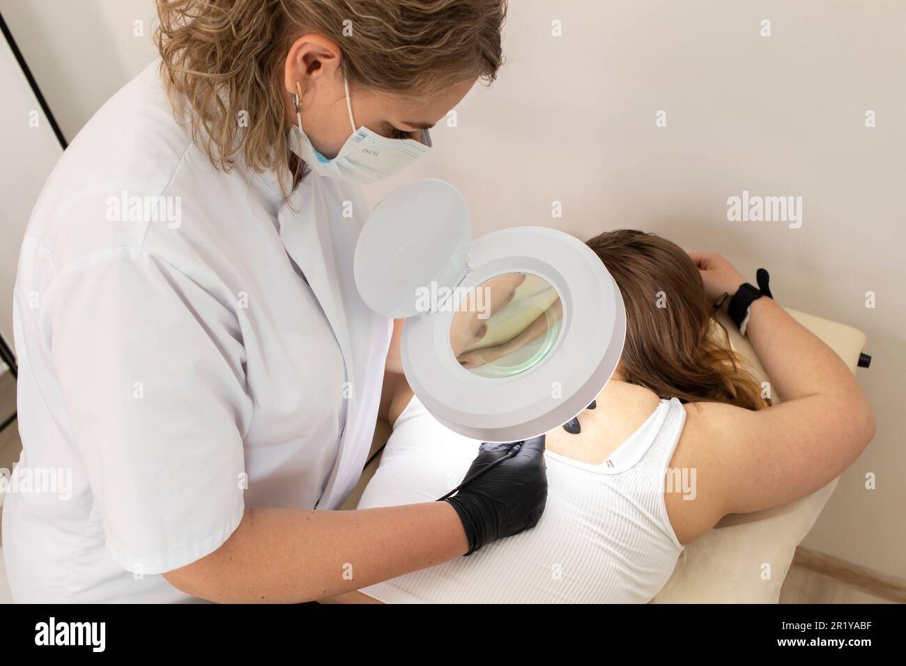 Dermatologue en train d'enlever les cheveux électrolyse procédure sur le  dos de la femme, épilation électrique au salon de beauté. Plan horizontal.  Photo authentique Photo Stock - Alamy