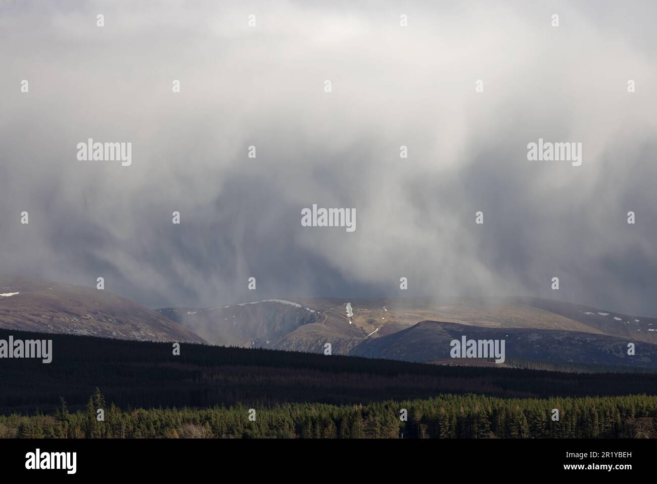 Chute de neige au-dessus des montagnes de Cairngorms Highland Kinguisse Ecosse Royaume-Uni GB avril 2023 Banque D'Images