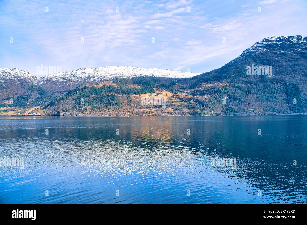 Fjord avec des montagnes enneigées à l'horizon. L'eau écoute en Norvège. Photo de paysage du nord Banque D'Images
