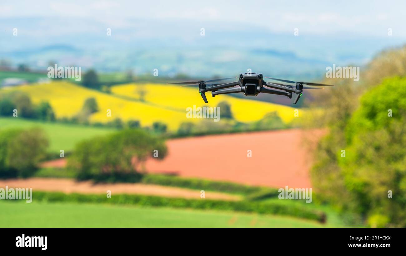 Drone en vol au-dessus des champs et des fermes, Devon, Angleterre Banque D'Images