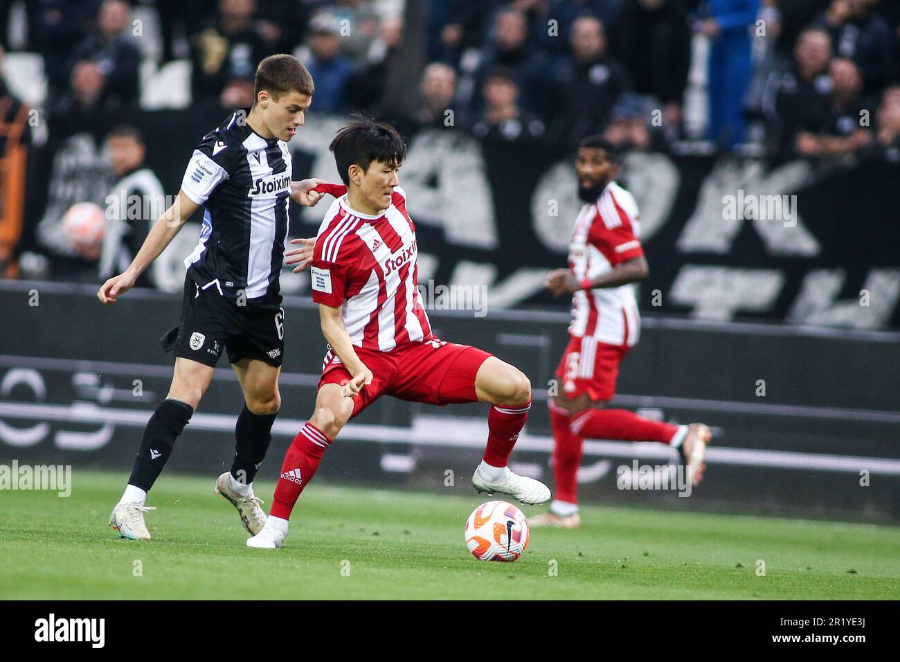 14 mai 2023, Thessalonique, Grèce : le joueur de l'Olympiacos dans le beom Hwang (à droite) et le Giannis Konstanntelias (à gauche) du PAOK se battent pour le ballon lors d'un match de football entre le FC PAOK et le FC Olympiacos. (Credit image: © Giannis Papanikos/ZUMA Press Wire) USAGE ÉDITORIAL SEULEMENT! Non destiné À un usage commercial ! Banque D'Images