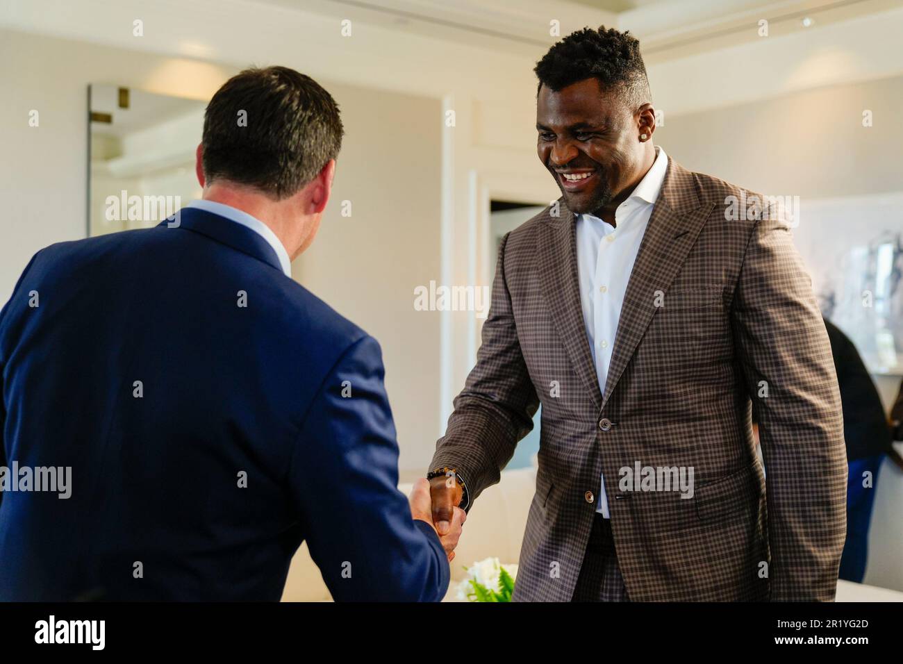 15 mai 2023, Los Angeles, CA, Los Angeles, CA, États-Unis: Los Angeles, CA - 16 mai: (G-D) Peter Murray, PDG de PFL et Francis Ngannou à la Professional Fighters League - Signature de contrat à Beverly Wilshire, Un hôtel four Seasons sur 15 mai 2023 à Los Angeles, CA (image de crédit : © Louis Grasse/PX Imagens via ZUMA Press Wire) USAGE ÉDITORIAL SEULEMENT! Non destiné À un usage commercial ! Banque D'Images