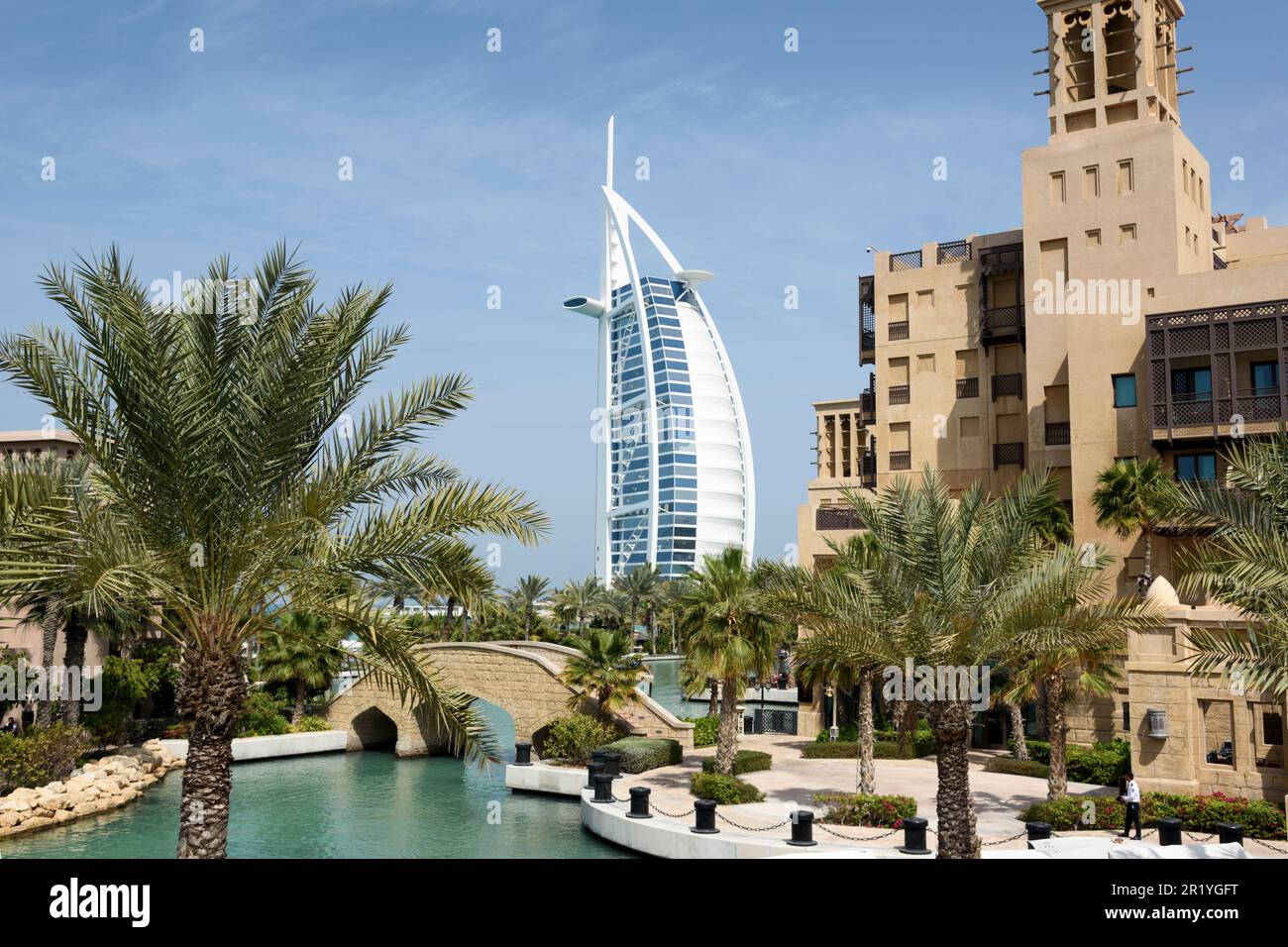 Vue sur Burj Al Arab Hotel depuis Madinat Jumeirah (interprétation moderne d'un village arabe traditionnel) Dubaï, Émirats arabes Unis Banque D'Images