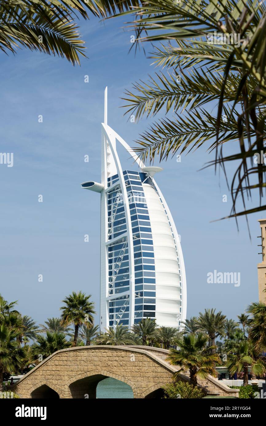 Vue sur Burj Al Arab Hotel depuis Madinat Jumeirah (interprétation moderne d'un village arabe traditionnel) Dubaï, Émirats arabes Unis Banque D'Images