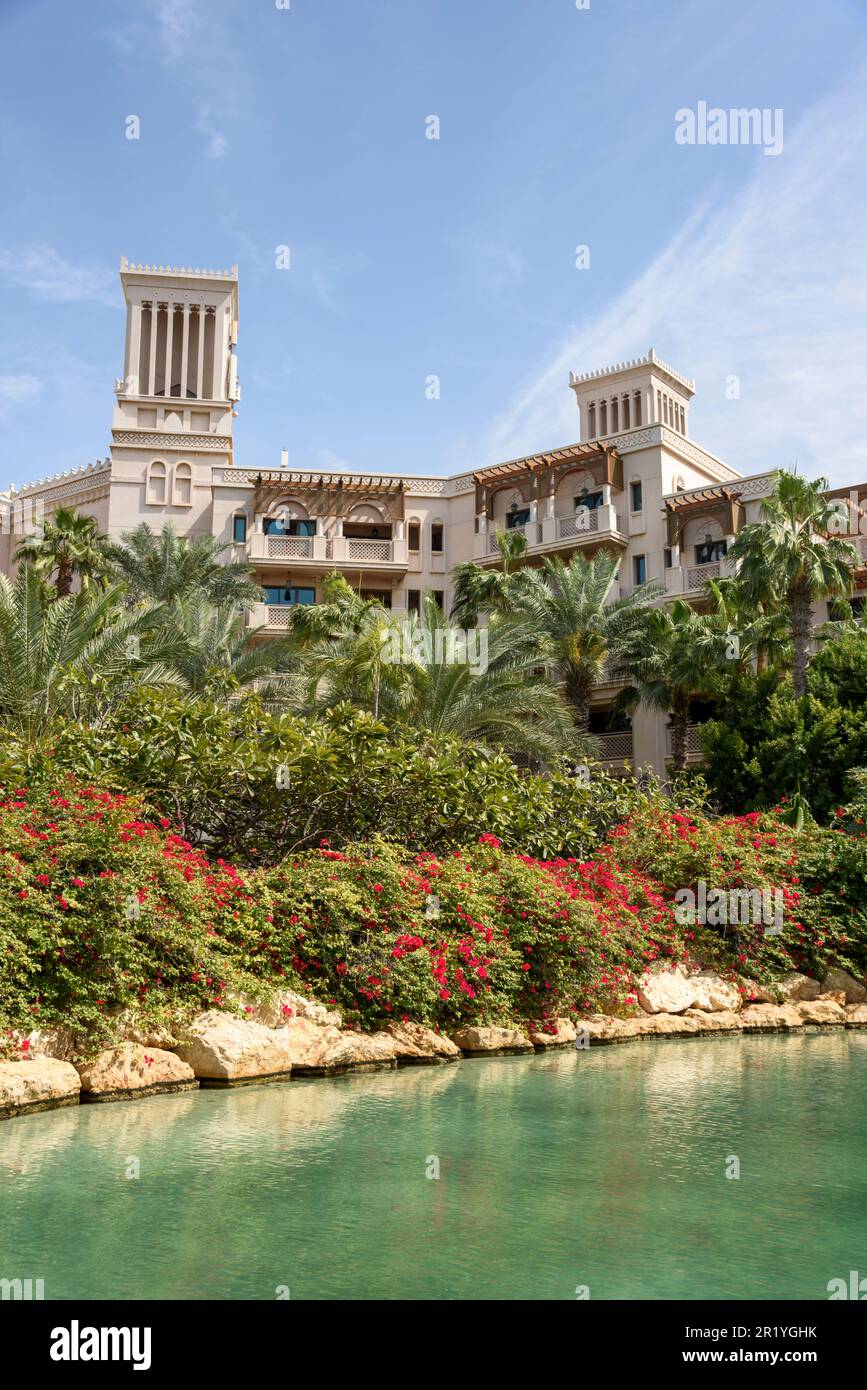 Madinat Jumeirah à Dubaï est une interprétation moderne d'un village arabe traditionnel avec des hôtels de luxe, des souks, des restaurants et des cours d'eau bordés de palmiers Banque D'Images