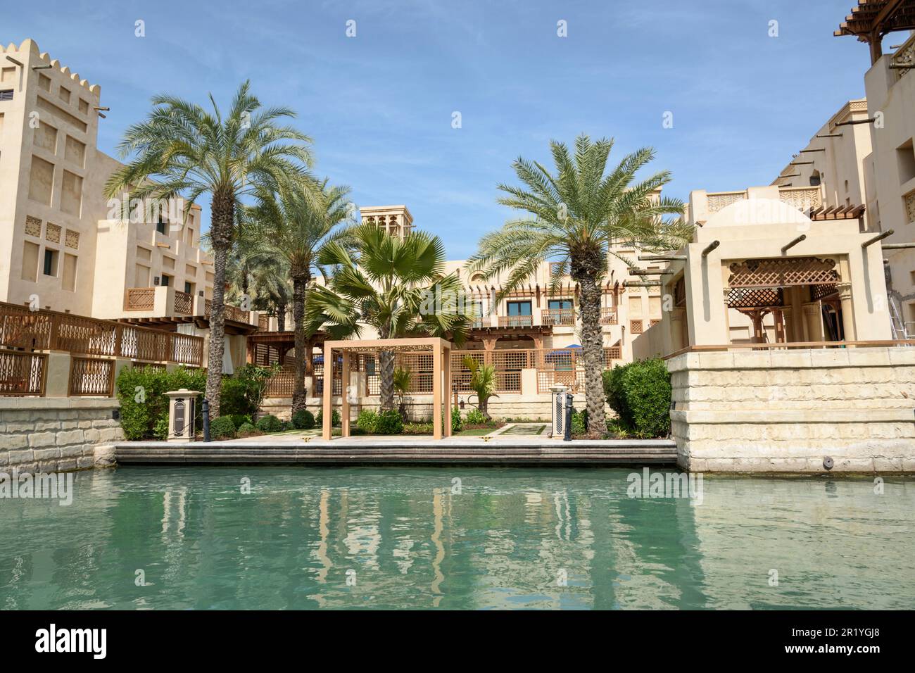 Madinat Jumeirah à Dubaï est une interprétation moderne d'un village arabe traditionnel avec des hôtels de luxe, des souks, des restaurants et des cours d'eau bordés de palmiers Banque D'Images