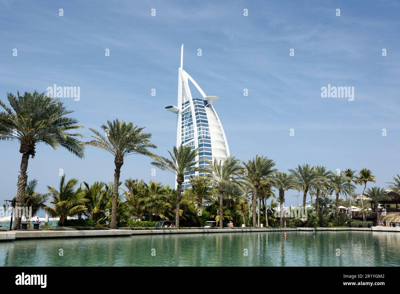 Vue sur Burj Al Arab Hotel depuis Madinat Jumeirah (interprétation moderne d'un village arabe traditionnel) Dubaï, Émirats arabes Unis Banque D'Images