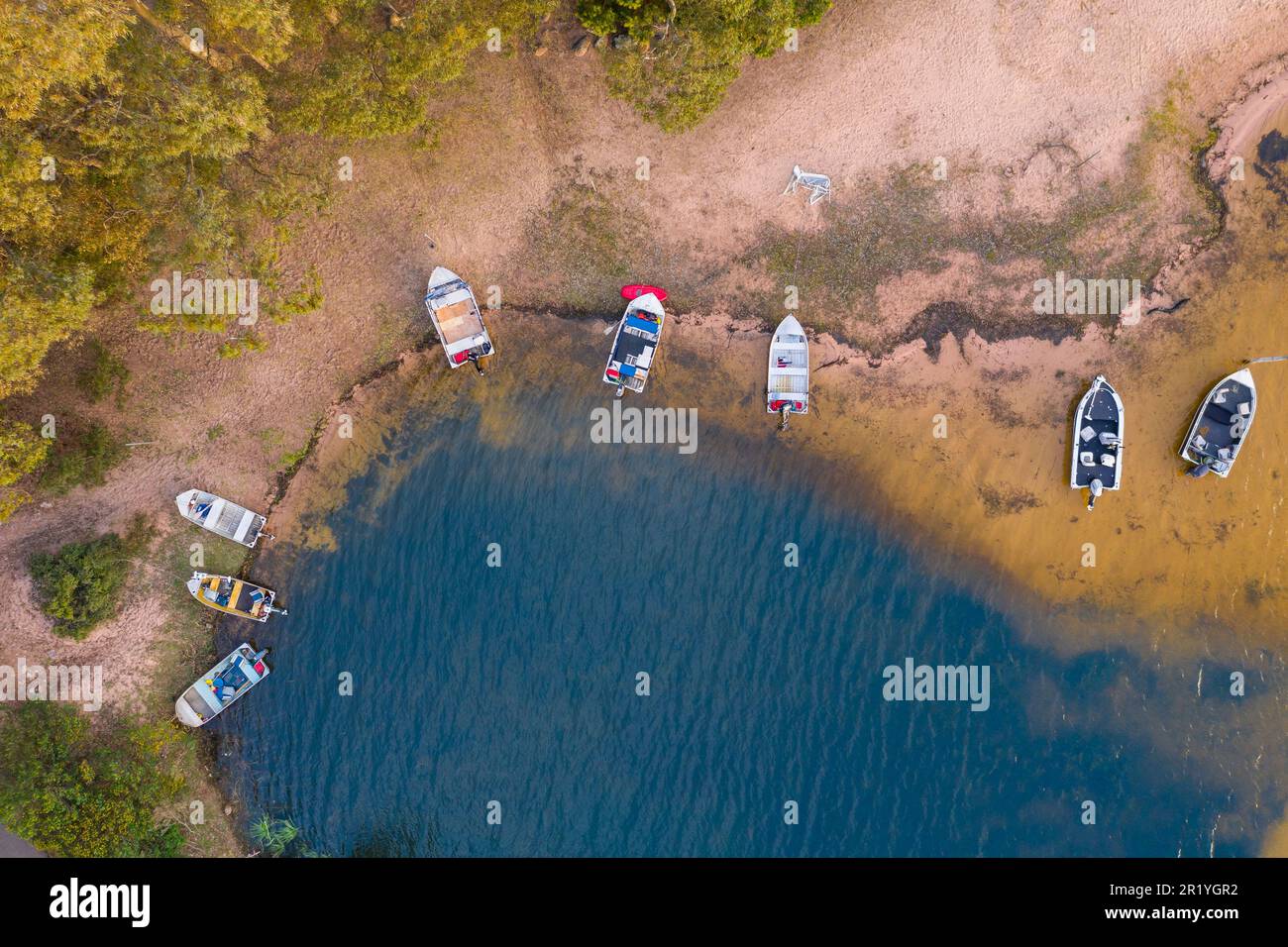 La vue aérienne des bateaux de pêche a tiré à terre au lac Fyans dans l'ouest de Victoria, en Australie Banque D'Images