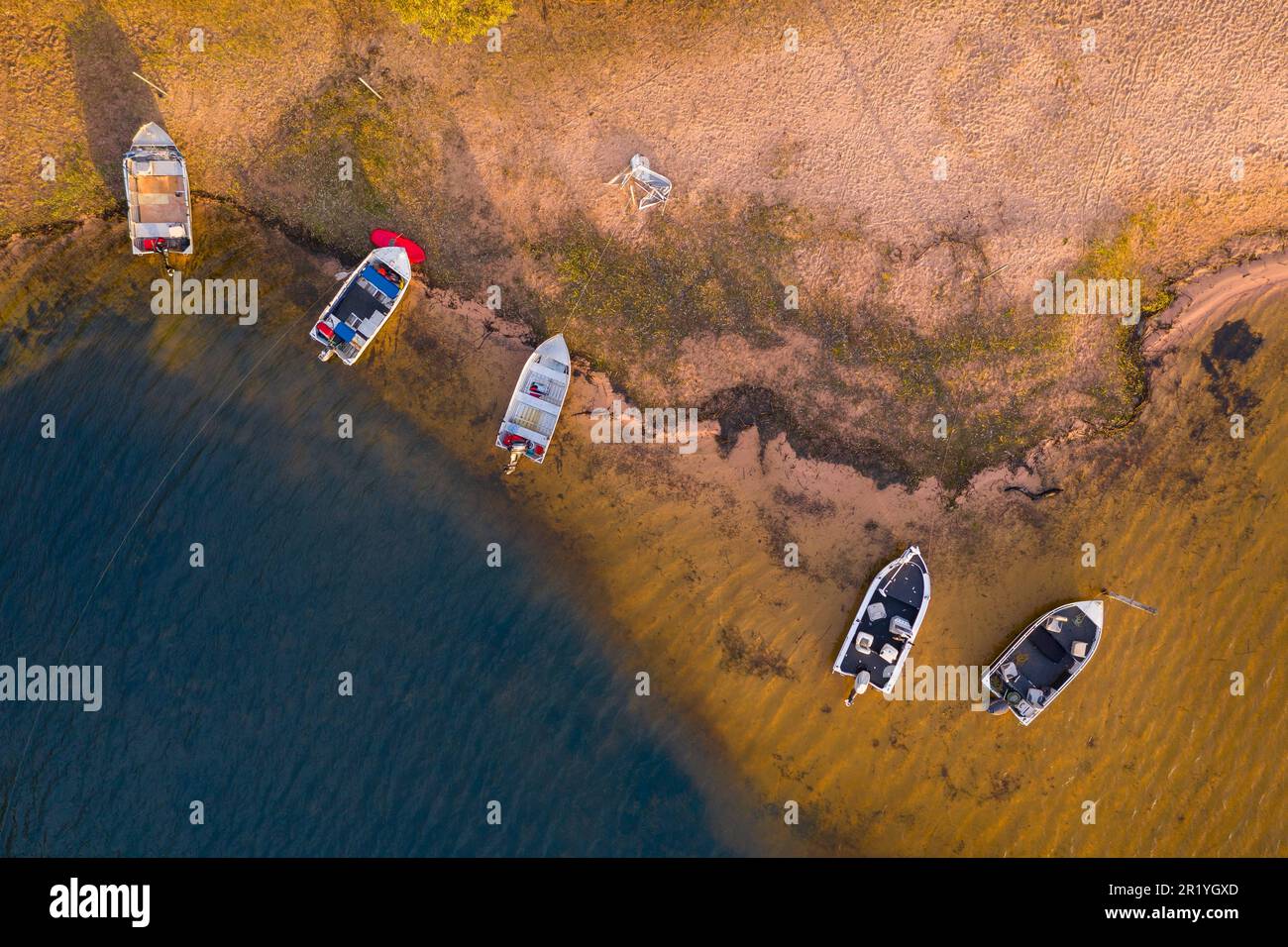 La vue aérienne des bateaux de pêche a tiré à terre au lac Fyans dans l'ouest de Victoria, en Australie Banque D'Images