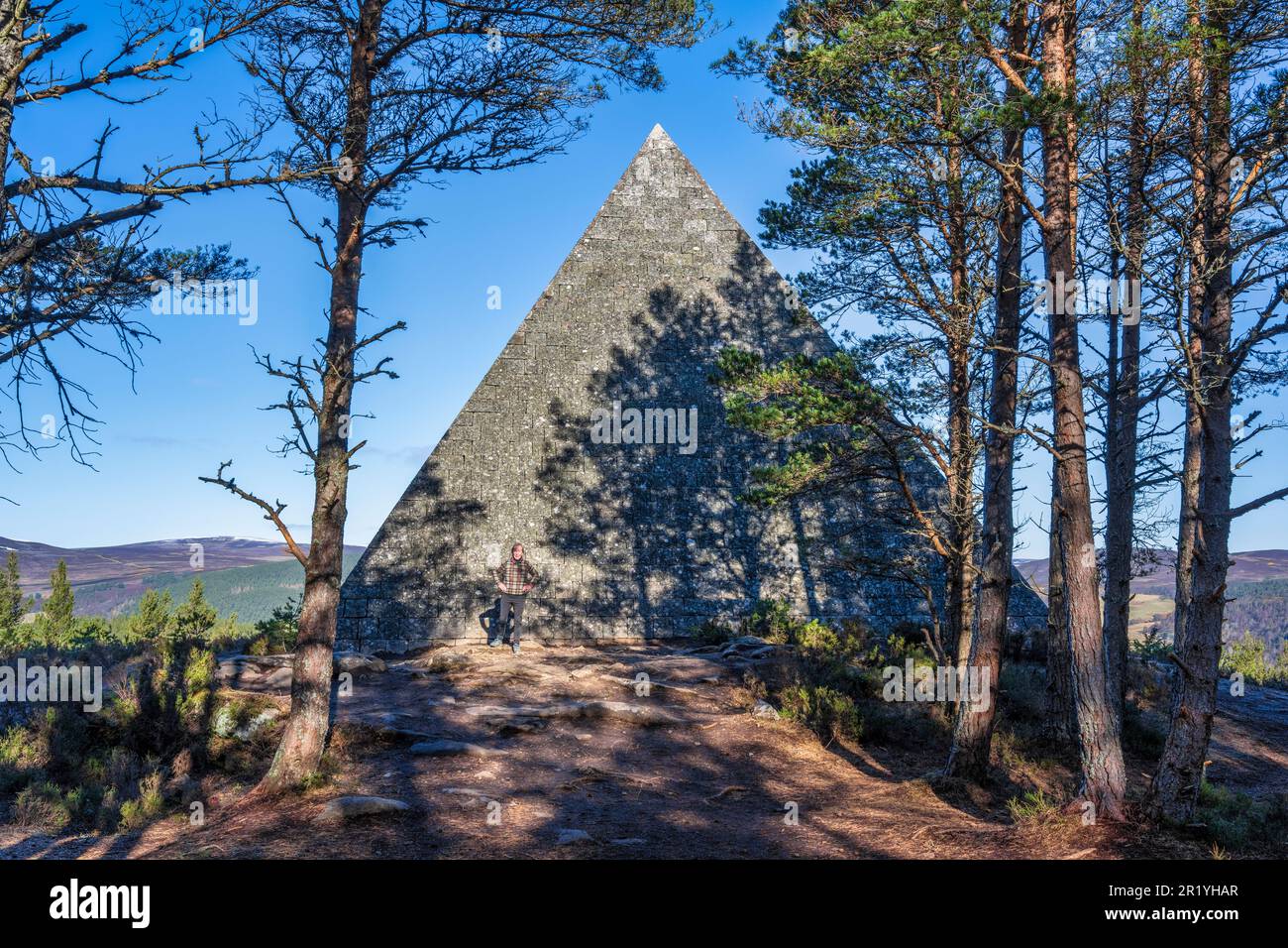 Pyramide du Prince Albert au sommet de Craig an Lurachain sur le domaine Balmoral, Royal Deeside, Aberdeenshire, Écosse, Royaume-Uni Banque D'Images