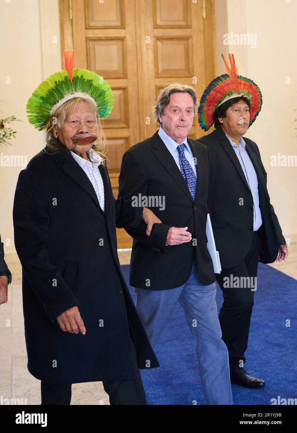 Berlin, Allemagne. 16th mai 2023. Jean-Pierre Dutilleux (centre),  activiste, auteur et co-fondateur de l'organisation de la forêt tropicale  AFV, dirige le chef tribal Raoni Metuktyre (l), représentant des  préoccupations des peuples autochtones