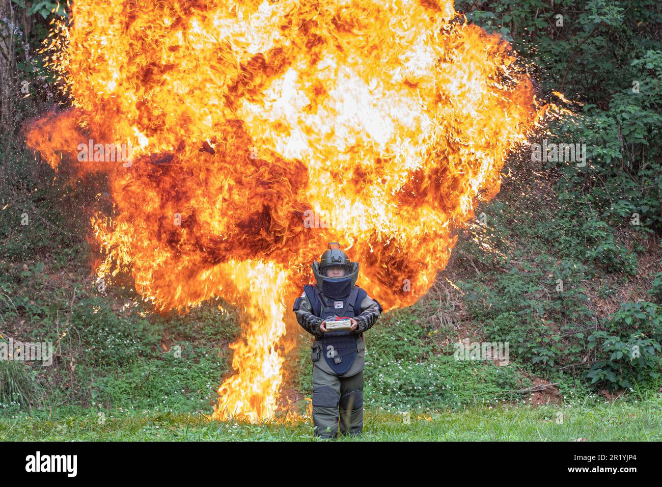 NANNING, CHINE - 16 MAI 2023 - un agent d'élimination des explosifs effectue une formation anti-interférence lors d'une formation professionnelle d'élimination des explosifs o Banque D'Images