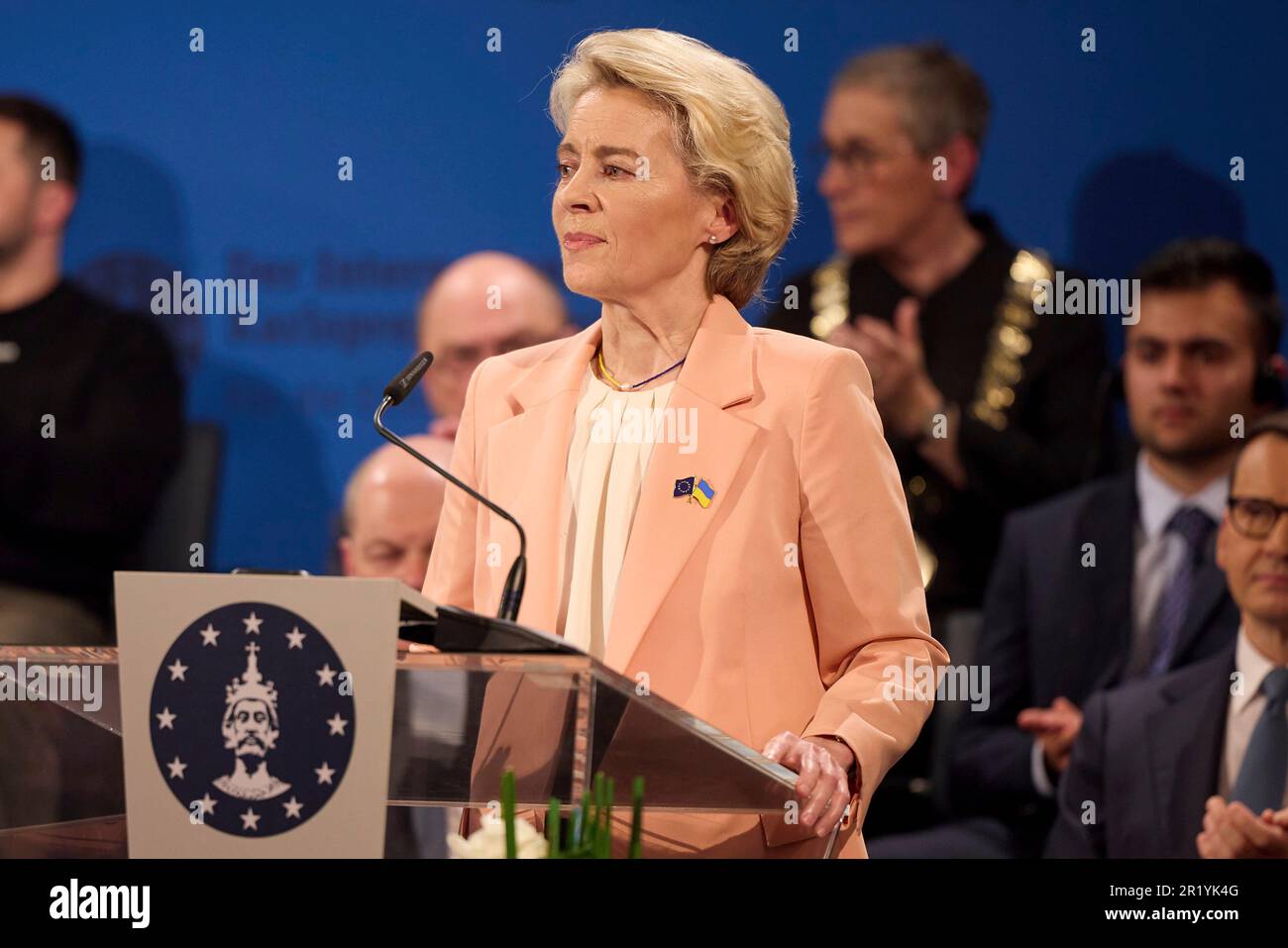 Le président de la Commission européenne, Ursula von der Leyen, prononce un discours lors de la cérémonie de remise du Prix Charlemagne international d'Aix-la-Chapelle, 14 mai 2023, à Aix-la-Chapelle, en Allemagne. Le président ukrainien Volodymyr Zelenskyy et le peuple ukrainien ont reçu le prix pour avoir "lutté pour défendre non seulement la souveraineté de leur pays et la vie de ses citoyens, mais aussi l'Europe et les valeurs européennes". Crédit: Pool photo/Bureau de presse présidentiel ukrainien/Alamy Live News Banque D'Images