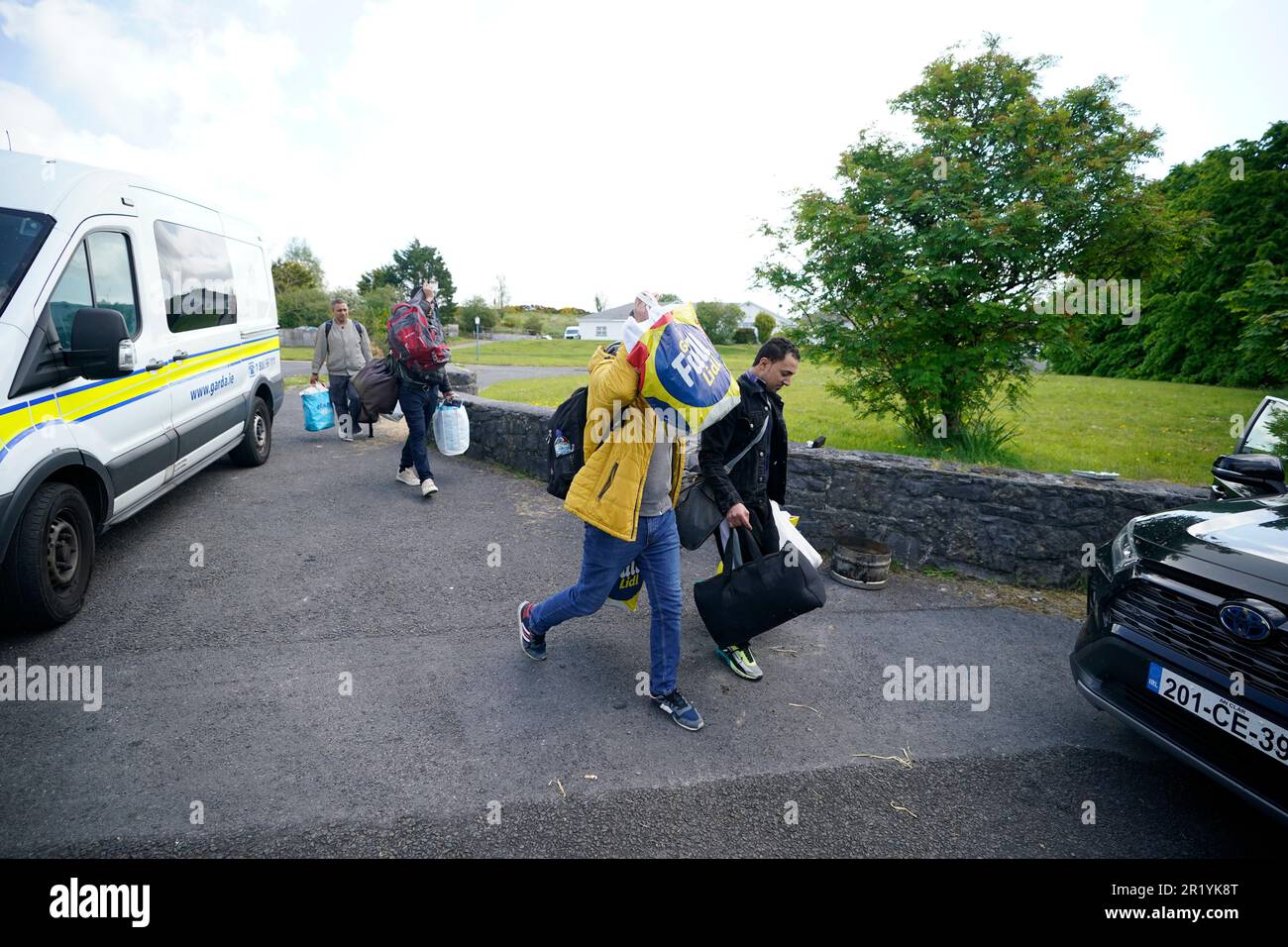 Les demandeurs d'asile quittent l'hébergement à l'hôtel Magowa House à Inch, Co Clare. Les résidents ont soulevé des préoccupations en matière de sécurité-incendie au sujet de l'emplacement et du système d'assainissement. Les demandeurs d'asile qui sont déjà arrivés sont logés dans des installations auxiliaires sur le terrain mais pas dans l'hôtel lui-même. Date de la photo: Mardi 16 mai 2023. Banque D'Images