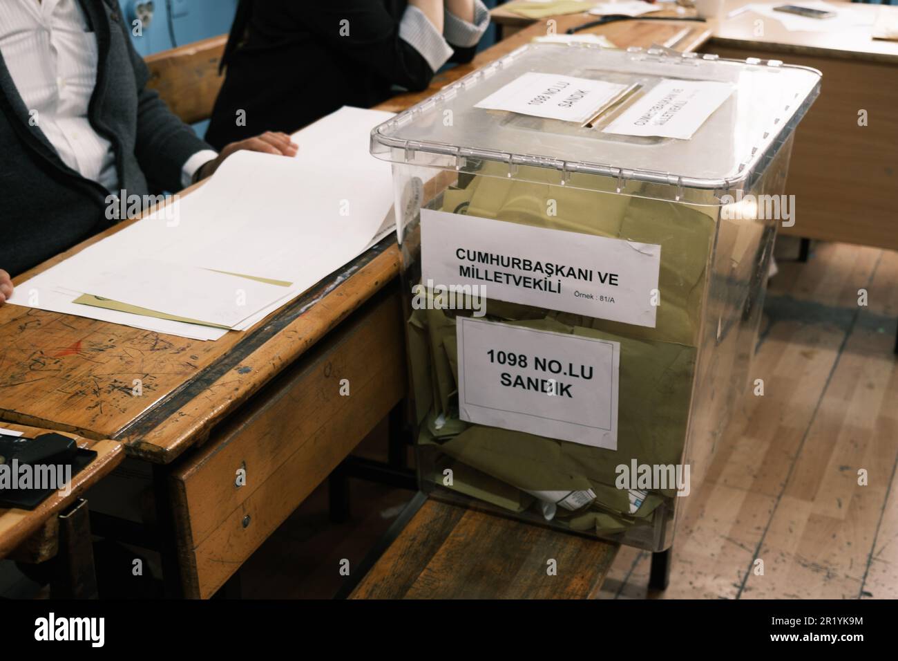 Izmir, Turquie - 14 mai 2023: Une boîte de scrutin transparente remplie de votes dans des enveloppes est vue à un bureau de vote pendant le Président et le Parliam Banque D'Images