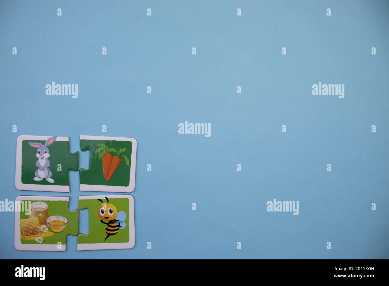 Casse-tête d'information placé sur le bord de l'arrière-plan bleu. Lapin, abeille décapitée Banque D'Images