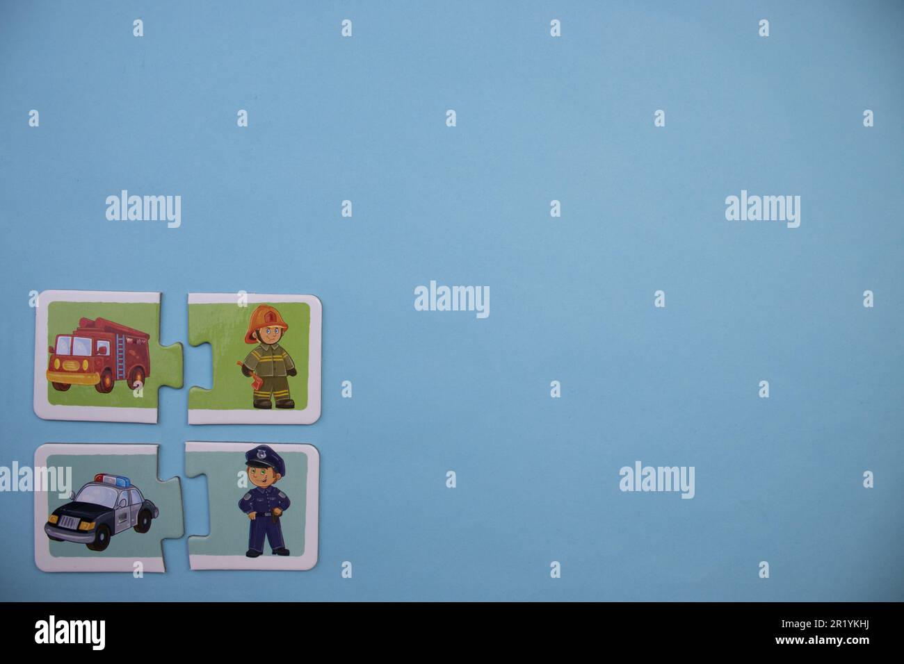 Casse-tête d'information placé sur le bord de l'arrière-plan bleu. Pompiers, police Banque D'Images