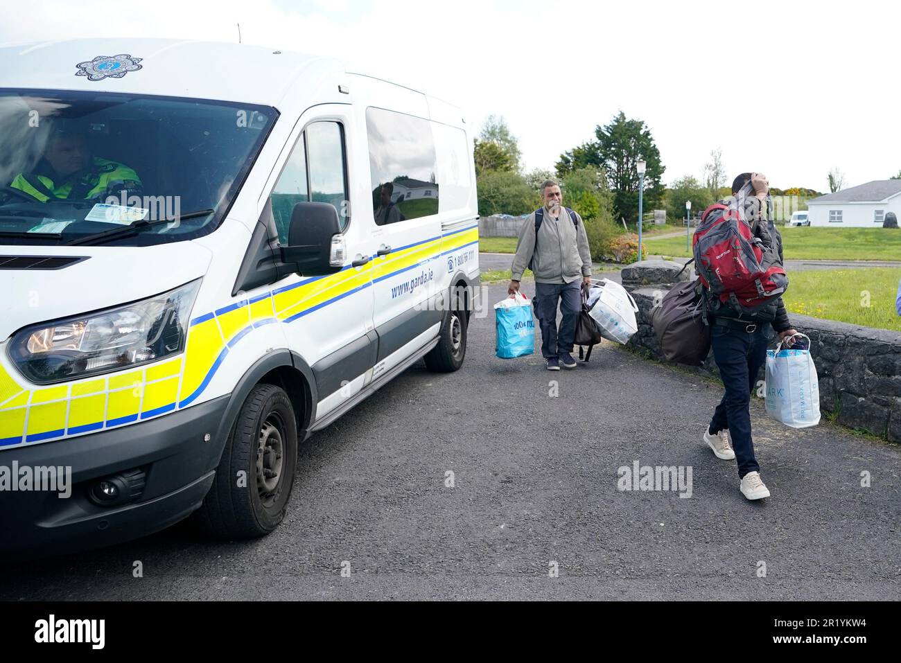 Les demandeurs d'asile quittent l'hébergement à l'hôtel Magowa House à Inch, Co Clare. Les résidents ont soulevé des préoccupations en matière de sécurité-incendie au sujet de l'emplacement et du système d'assainissement. Les demandeurs d'asile qui sont déjà arrivés sont logés dans des installations auxiliaires sur le terrain mais pas dans l'hôtel lui-même. Date de la photo: Mardi 16 mai 2023. Banque D'Images