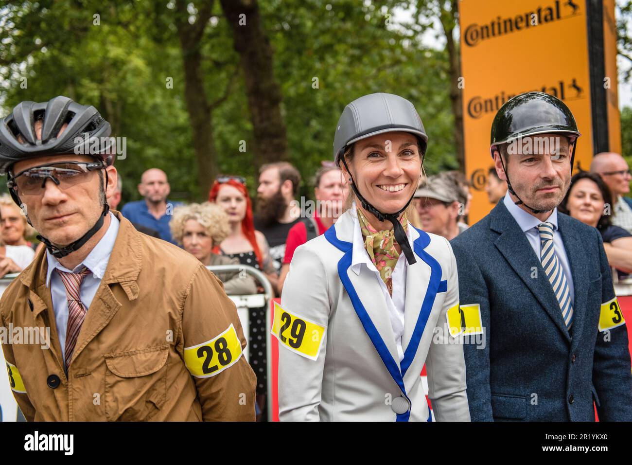 Vêtu d'une bonne tenue, les cavaliers/cyclistes de Brompton se préparent à la course, le Championnat du monde de Brompton de Prudential RideLondon 2019 Banque D'Images