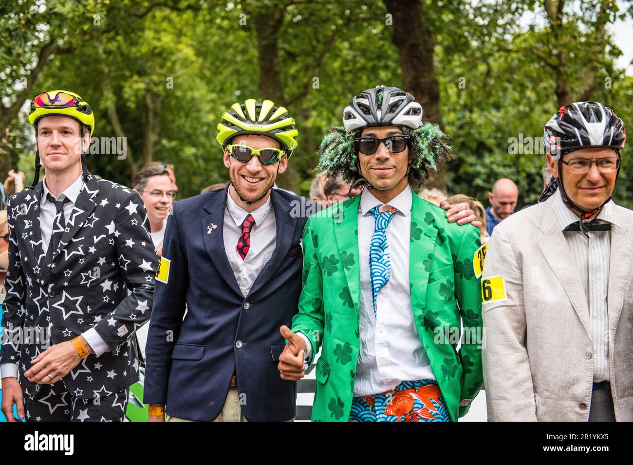 Vêtu d'une bonne tenue, les cavaliers/cyclistes de Brompton se préparent à la course, le Championnat du monde de Brompton de Prudential RideLondon 2019 Banque D'Images