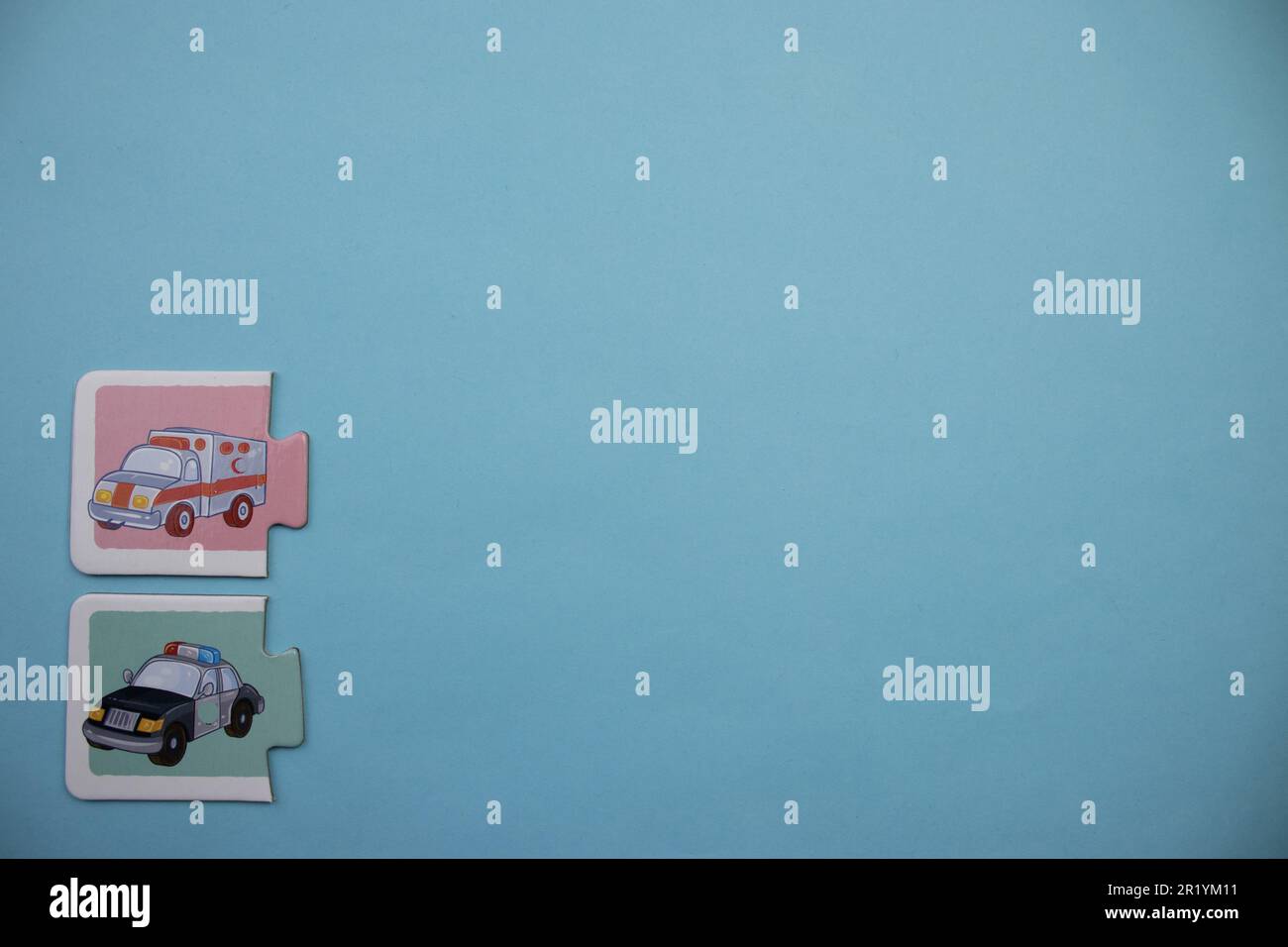 Casse-têtes d'information placés sur le bord de l'arrière-plan bleu. Types de voitures. Banque D'Images