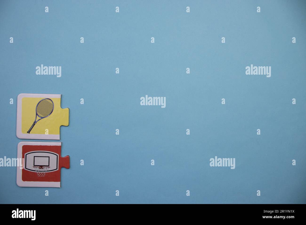 Casse-têtes d'information placés sur le bord de l'arrière-plan bleu. Tennis, basket-ball. Banque D'Images