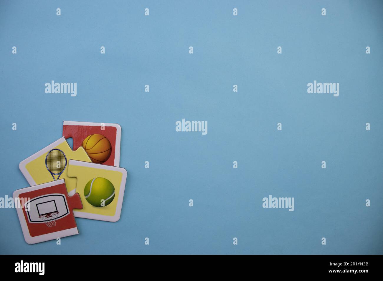 Casse-têtes d'information placés sur le bord de l'arrière-plan bleu. Tennis, basket-ball. Banque D'Images