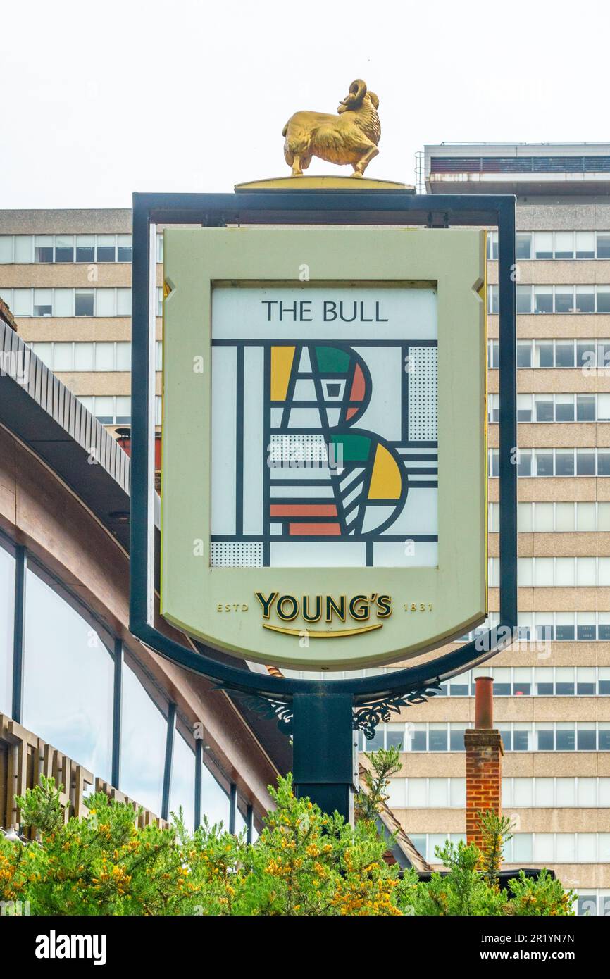 Un panneau de pub devant le pub Bull à Bracknell, Royaume-Uni Banque D'Images
