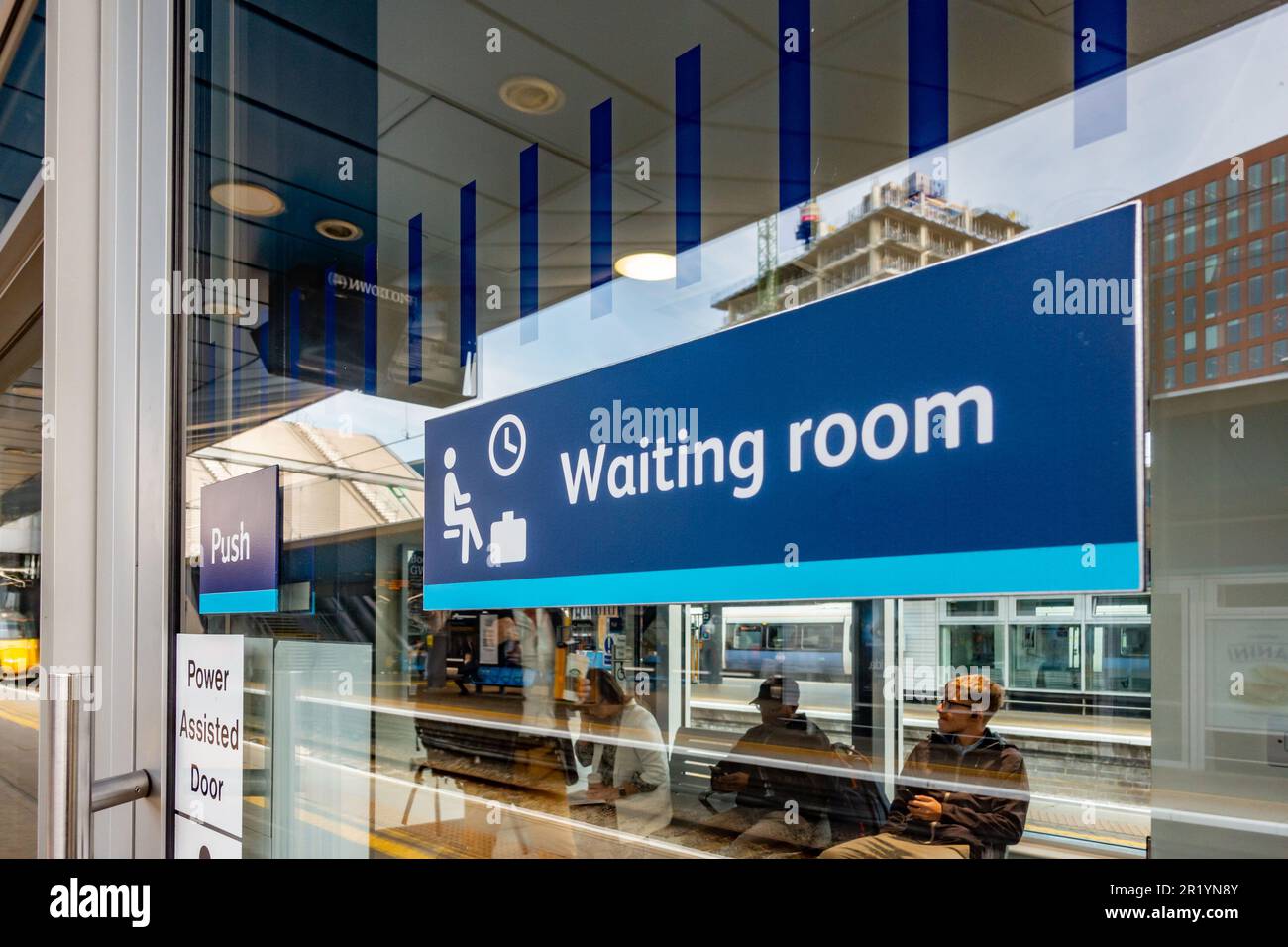 Une salle d'attente sur la plate-forme 10 de la gare de Reading avec des panneaux sur la porte Banque D'Images