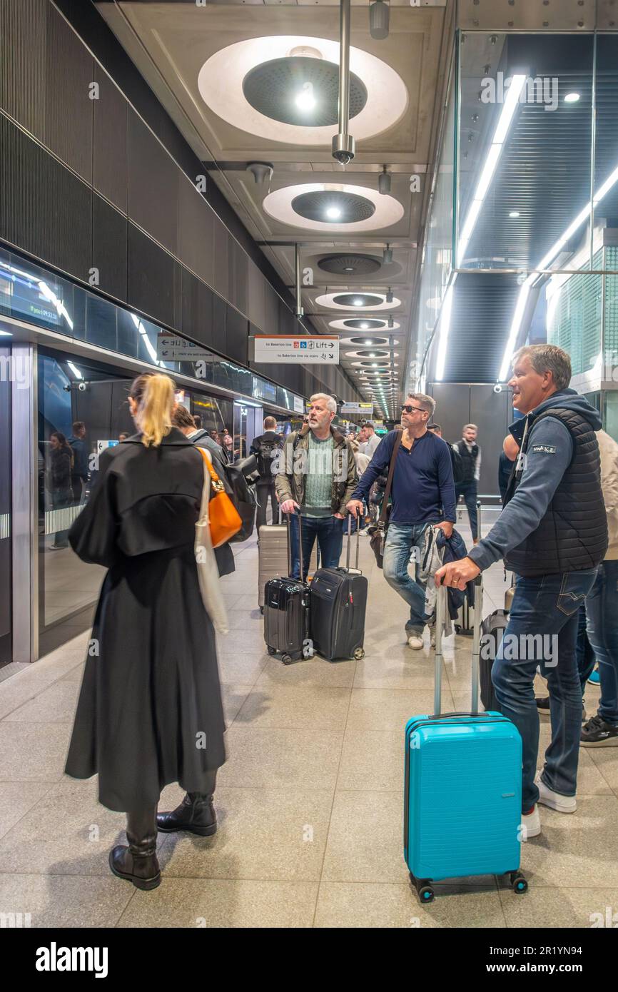 Les gens se tiennent et attendent un train de métro Elizabeth Line London à la gare de Paddington Banque D'Images
