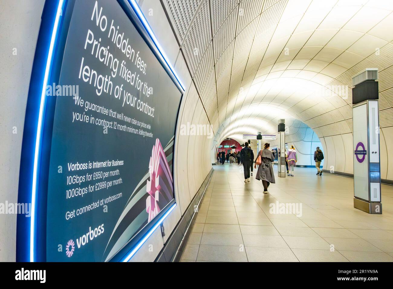 Un grand panneau d'affichage sur le côté d'un tunnel de liaison à la station de métro Tottenham court Road London Banque D'Images