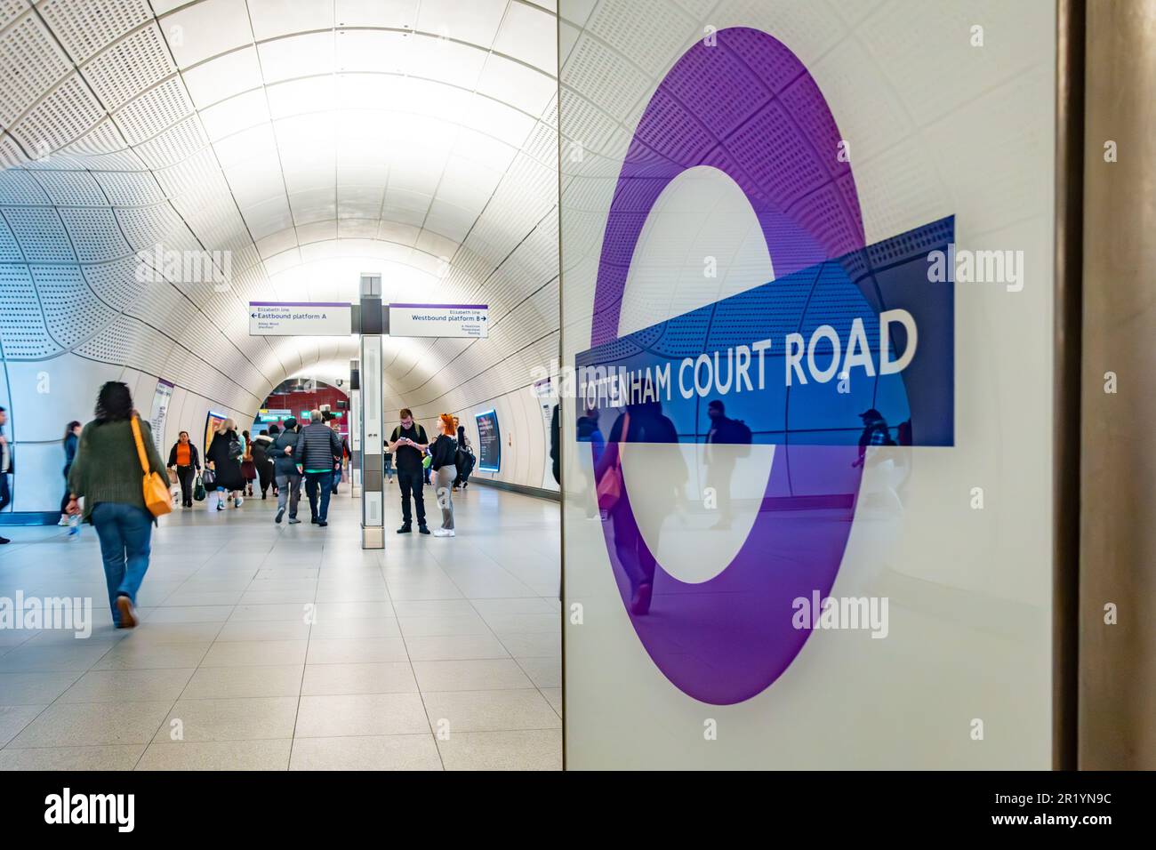 Vue sur un tunnel à la station de métro Tottenham court Road London à Londres, Royaume-Uni Banque D'Images